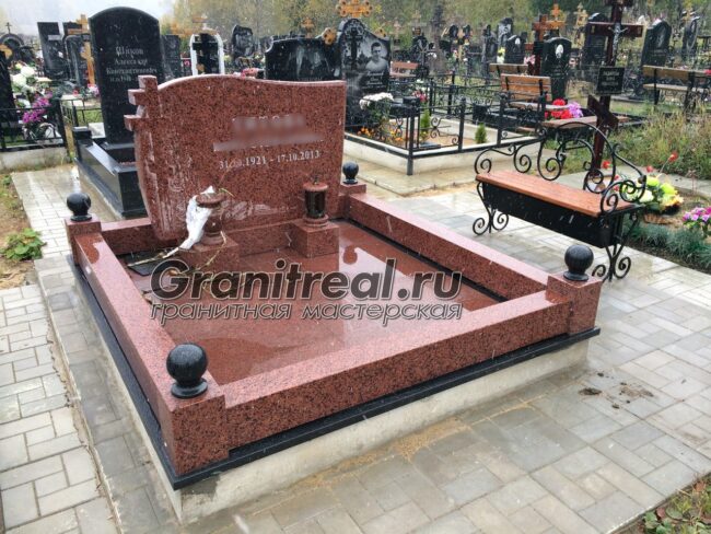 красные памятники