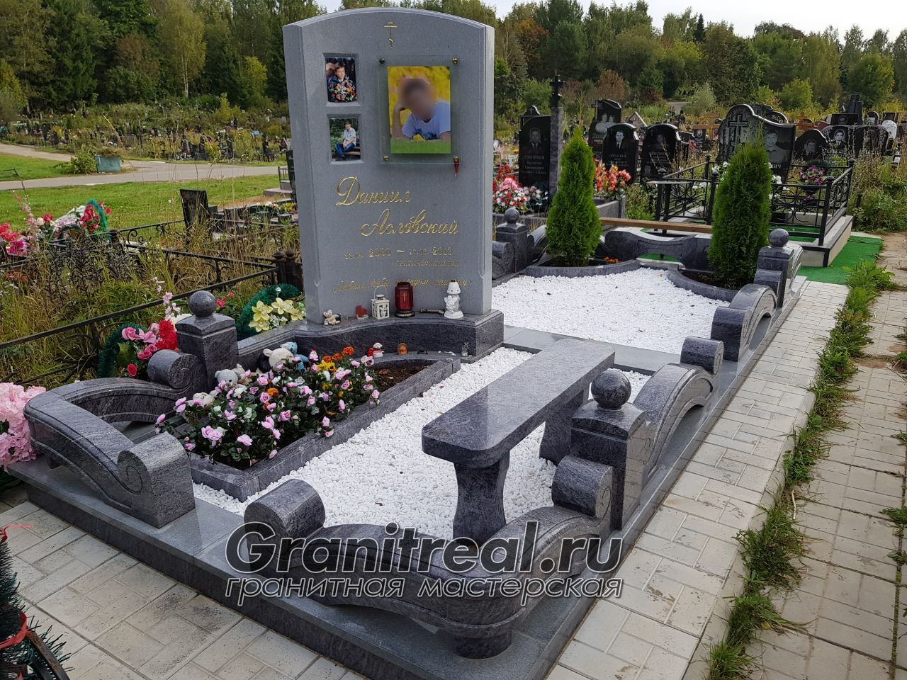 белые памятники
