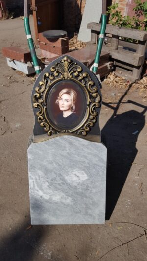 Памятник с барельефом