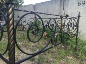 ограда из металла