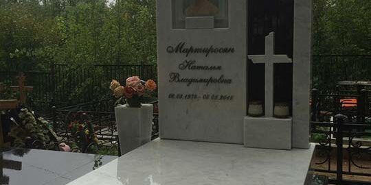 серые памятники