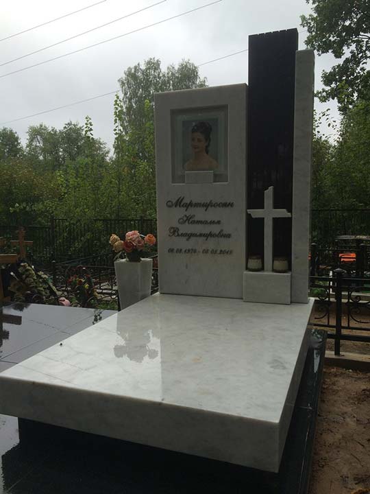 серые памятники