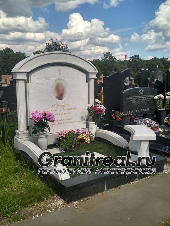 белые памятники