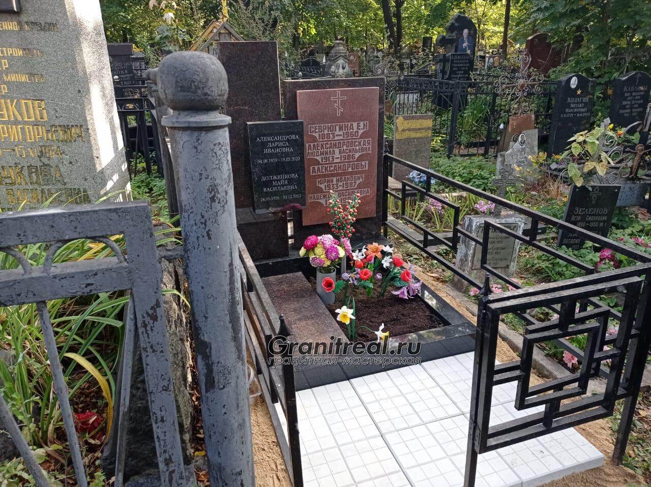Могилы со склепами