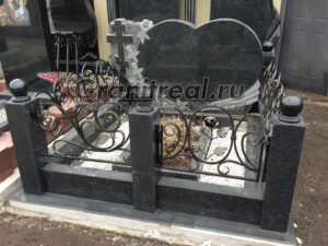 Гранитная ограда с ковкой