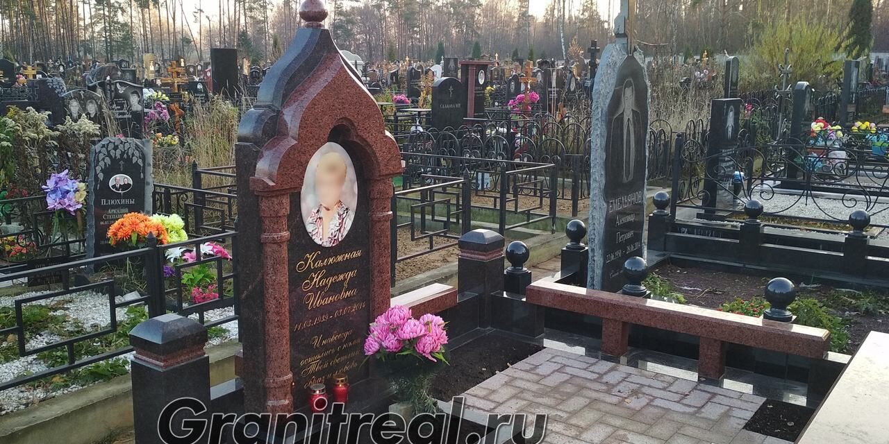 красные памятники