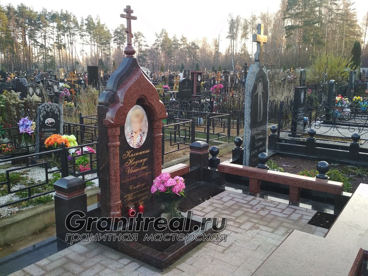 красные памятники